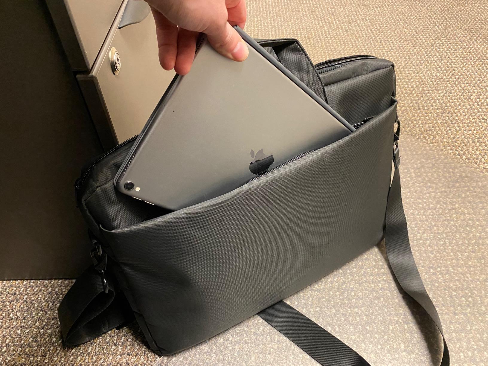 RIVACASE Central 8731 Laptoptasche 15,6 Zoll Grau Slim