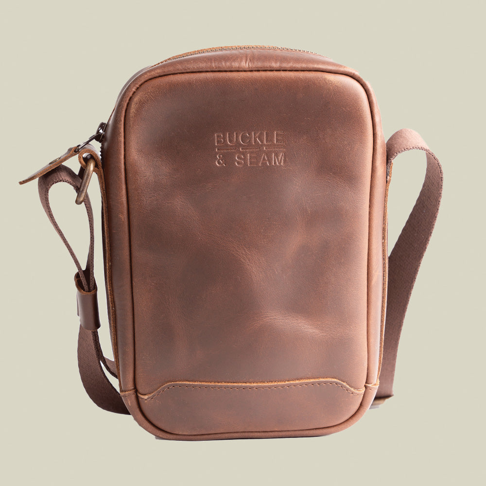 Buckle & Seam Runner Crossbody Bag Leder Braun mit YKK-Reißverschluss