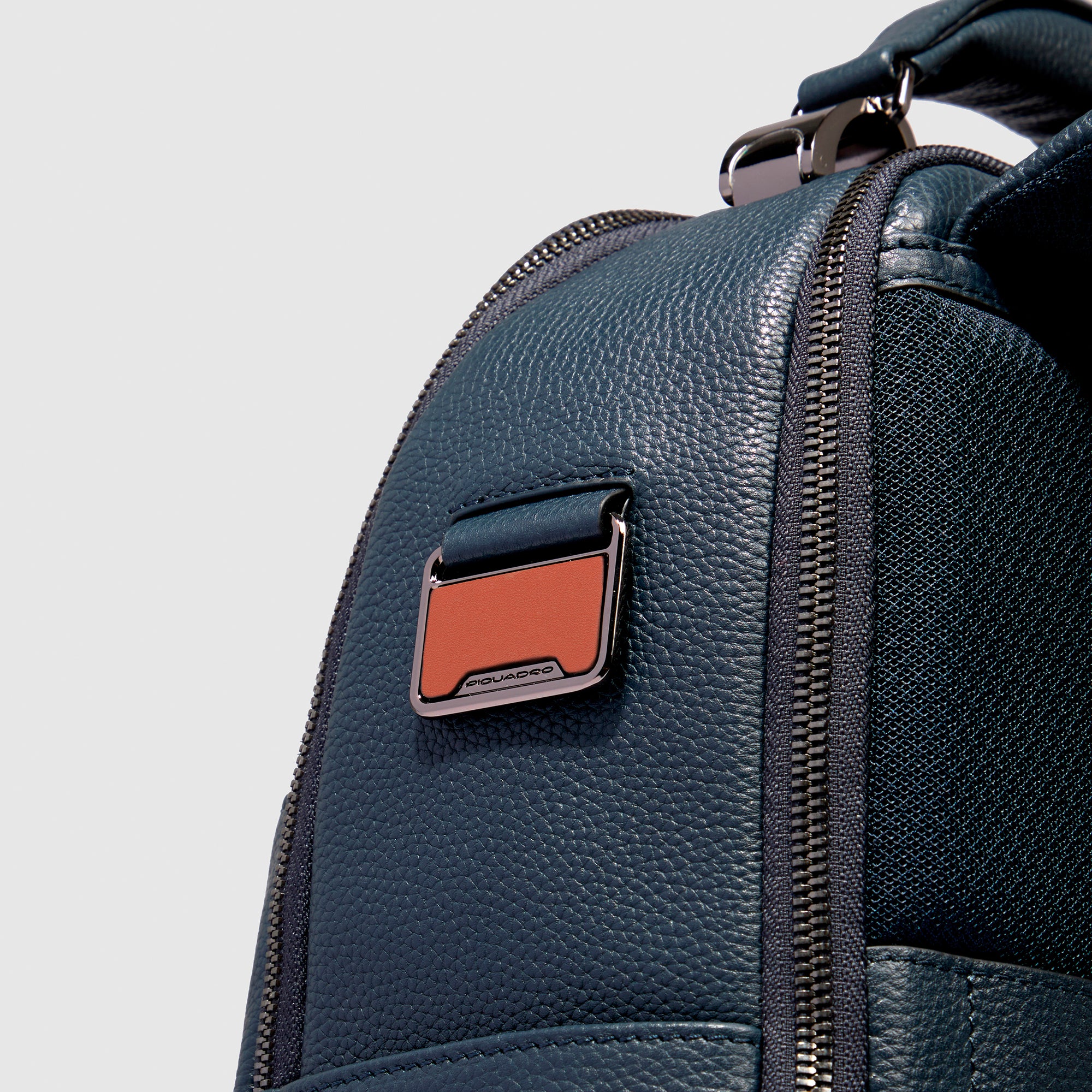Piquadro Brief Monogram Plate Anhänger Gunmetal Leder