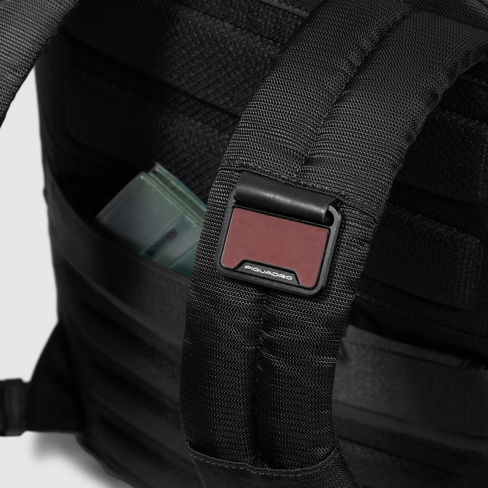 Piquadro Brief Monogram Plate Anhänger Schwarz Matt