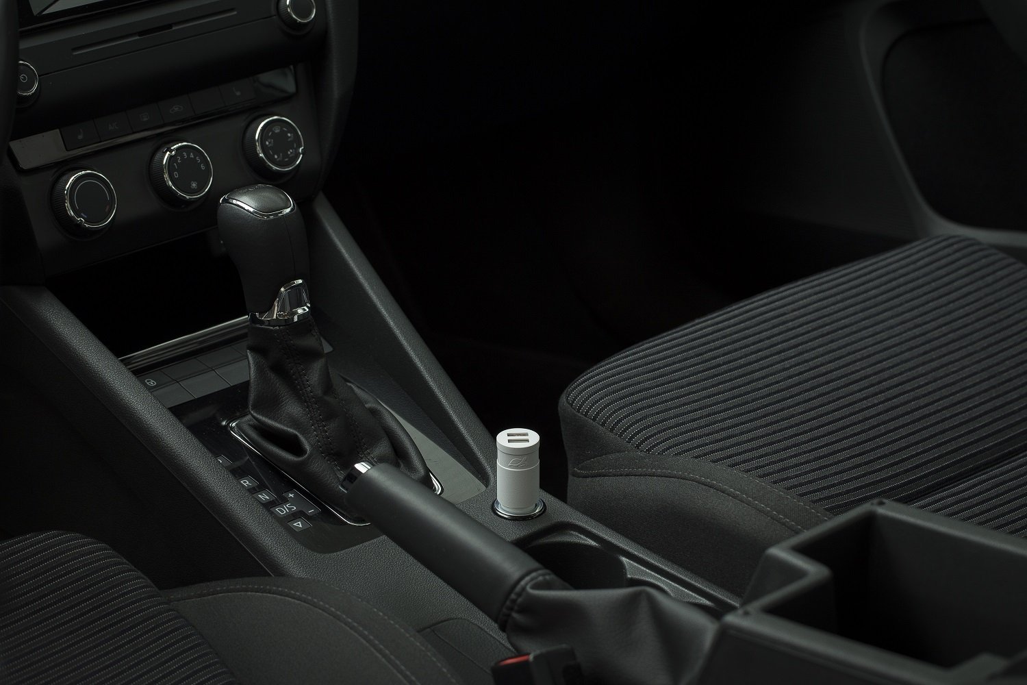 RIVACASE RIVAPOWER VA4222 Auto-Ladegerät Weiß 2x USB