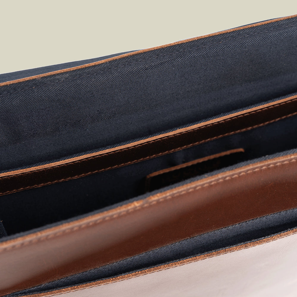 Buckle & Seam Times Messenger Bag Leder mit Laptopfach 15,7 Zoll Blau