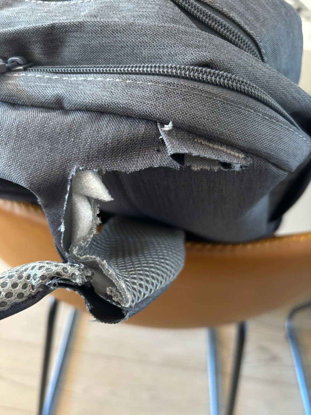 RIVACASE Ulsan 17,3 Zoll Laptoprucksack dunkelgrau USB