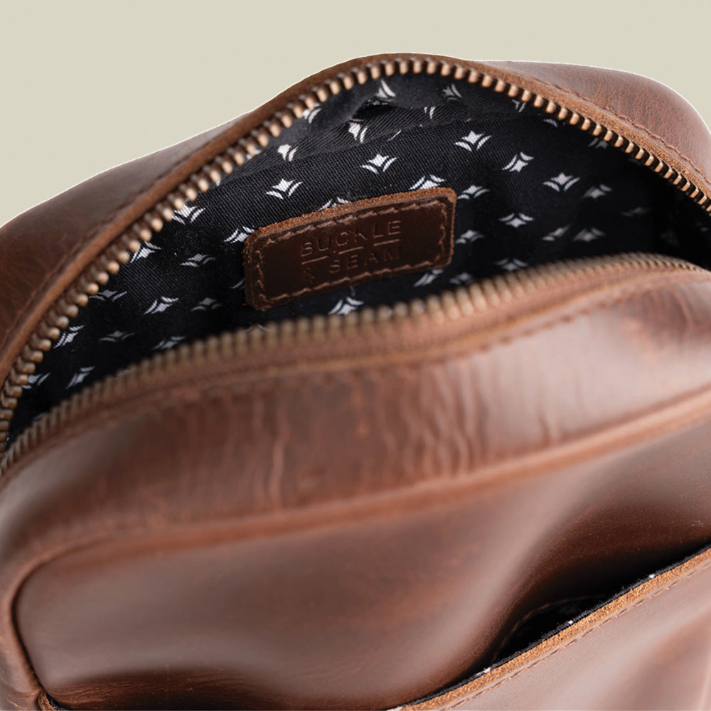 Buckle & Seam Runner Crossbody Bag Leder Braun mit YKK-Reißverschluss