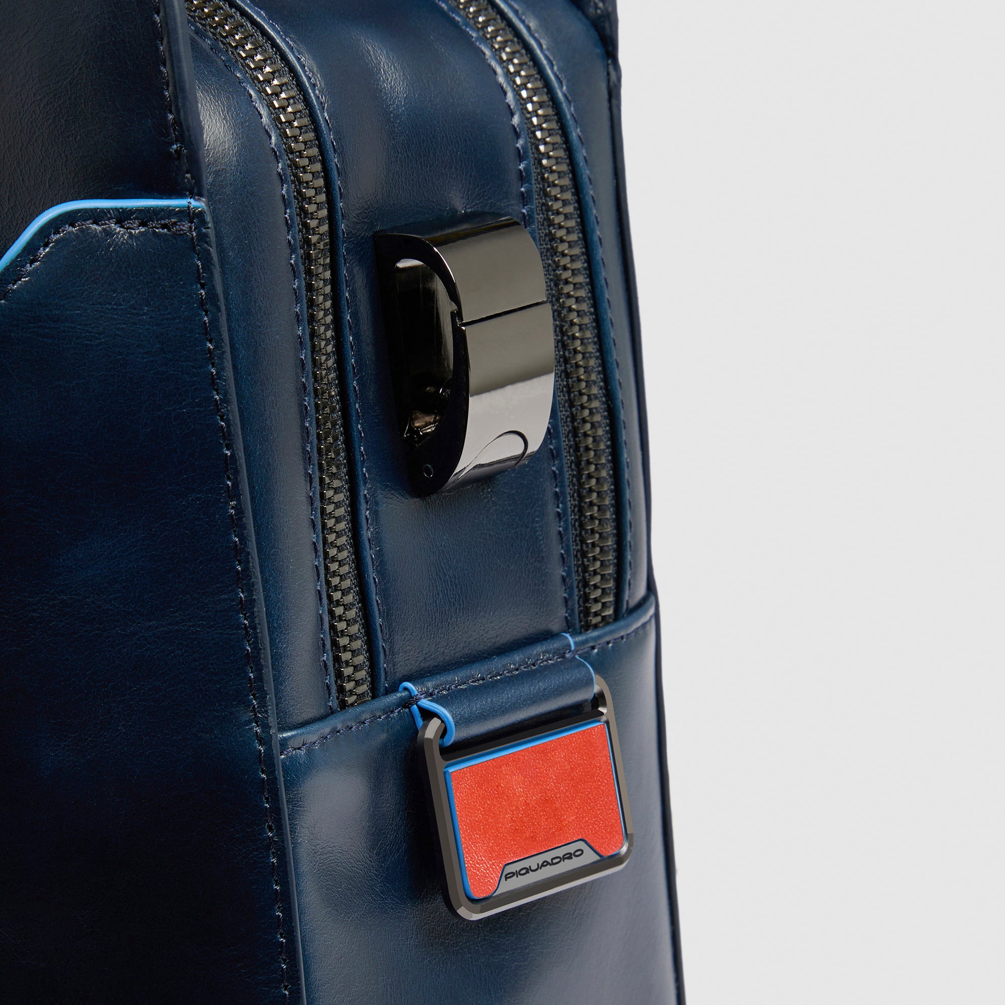 Piquadro Blue Square Leder Monogramm Braun Initialen Patch