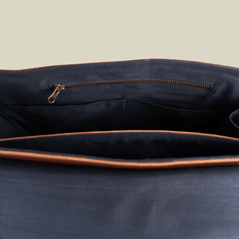 Buckle & Seam Times Messenger Bag Leder mit Laptopfach 15,7 Zoll Blau