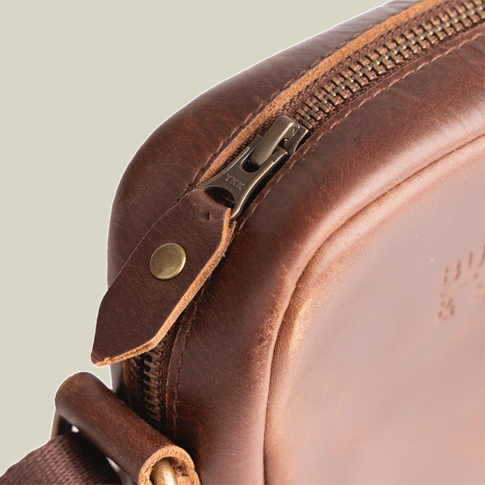Buckle & Seam Runner Crossbody Bag Leder Braun mit YKK-Reißverschluss