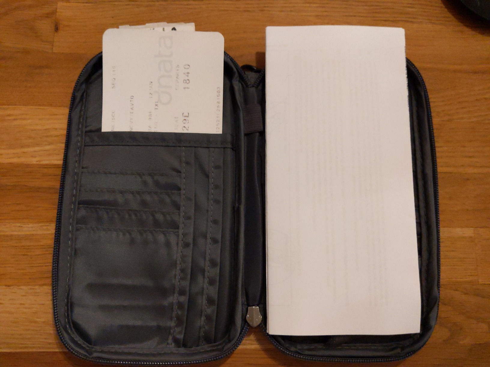Arvok Travel Accessories Reisepasstasche Schwarz RFID Oxford