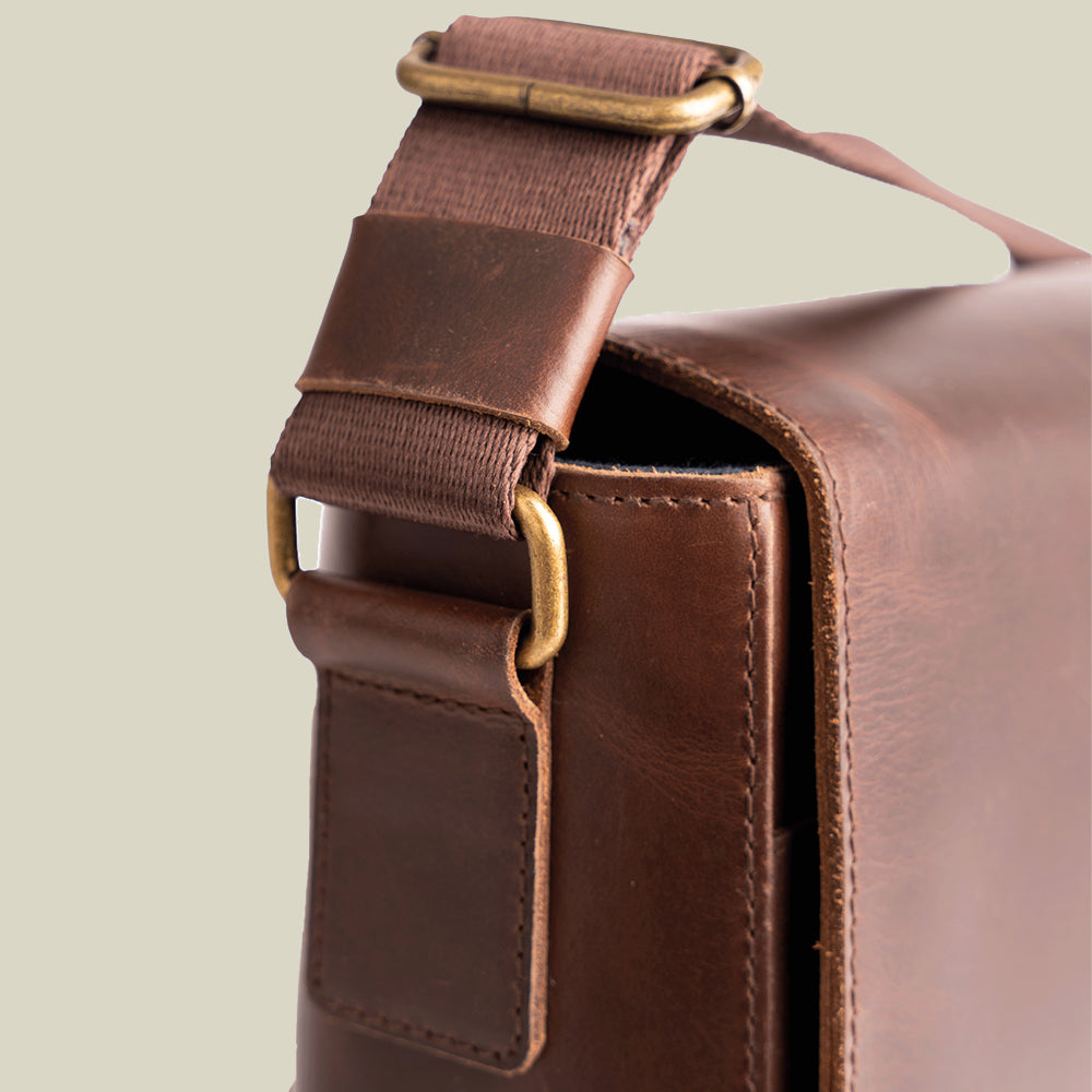 Buckle & Seam Times Messenger Bag Leder mit Laptopfach 15,7 Zoll Blau