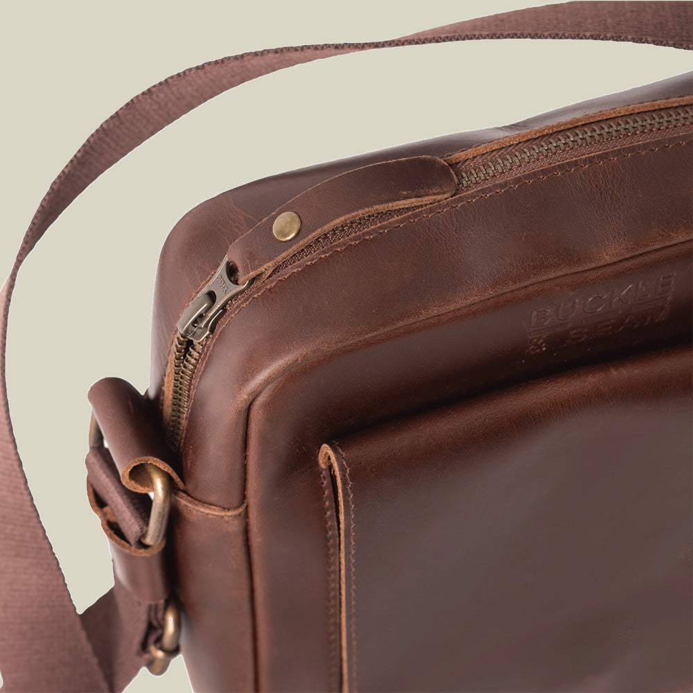 Buckle & Seam Collector Reporter Bag Umhängetasche Leder