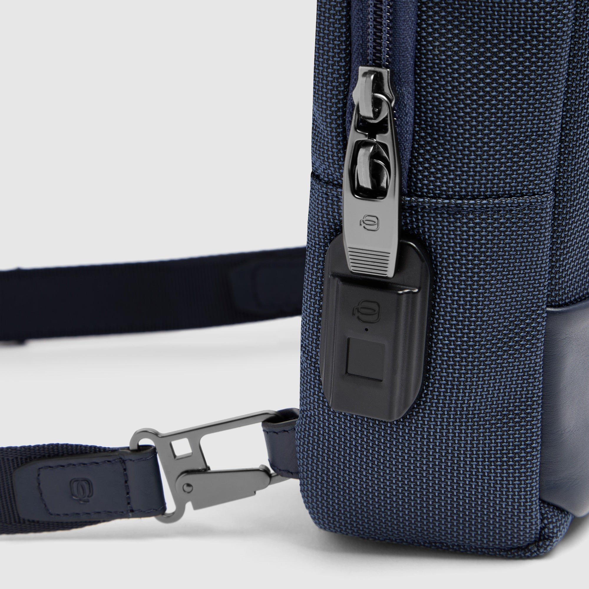 Piquadro Corner 2.0 Monospalla Sling-Rucksack Schwarz recycelt