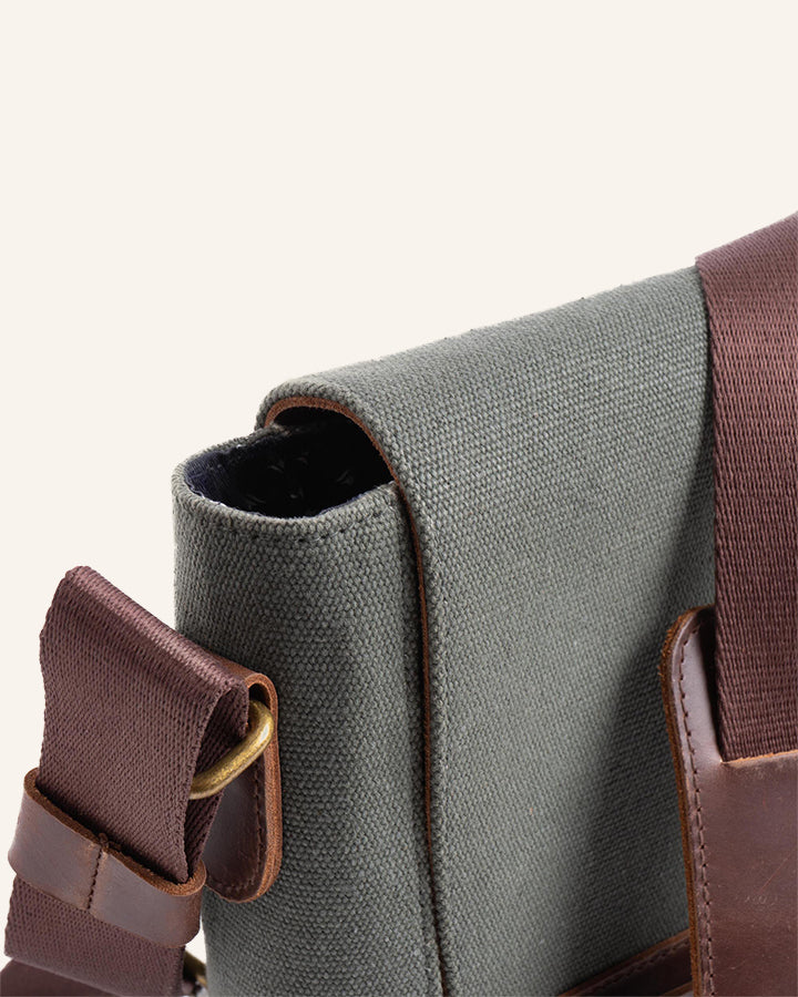 Buckle & Seam Times Messenger Bag Laptoptasche 15,6 Zoll Blau