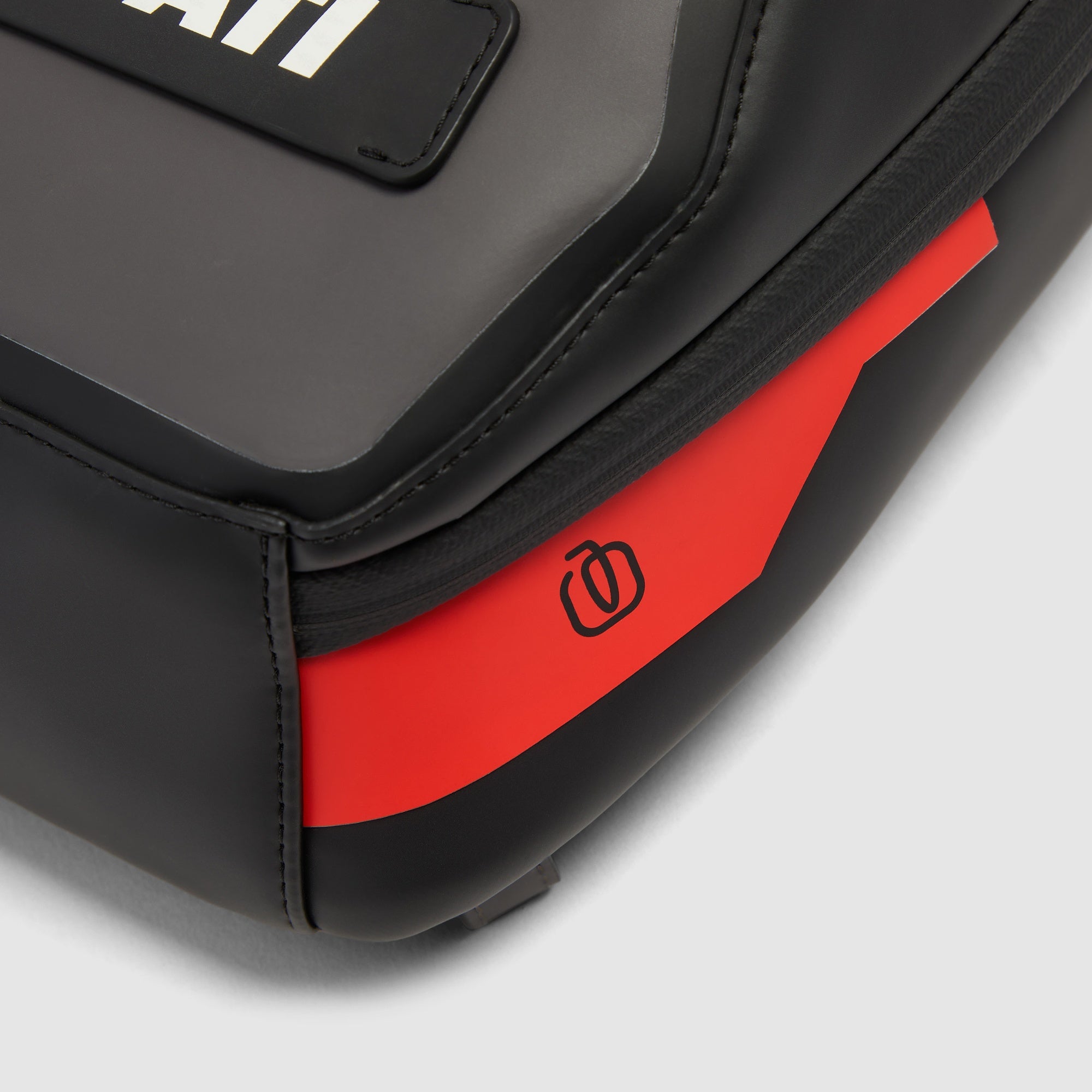 Piquadro x Ducati Slingbag Leder schwarz für iPad mini