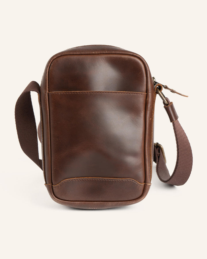 Buckle & Seam Runner Crossbody Bag Leder Braun mit YKK-Reißverschluss