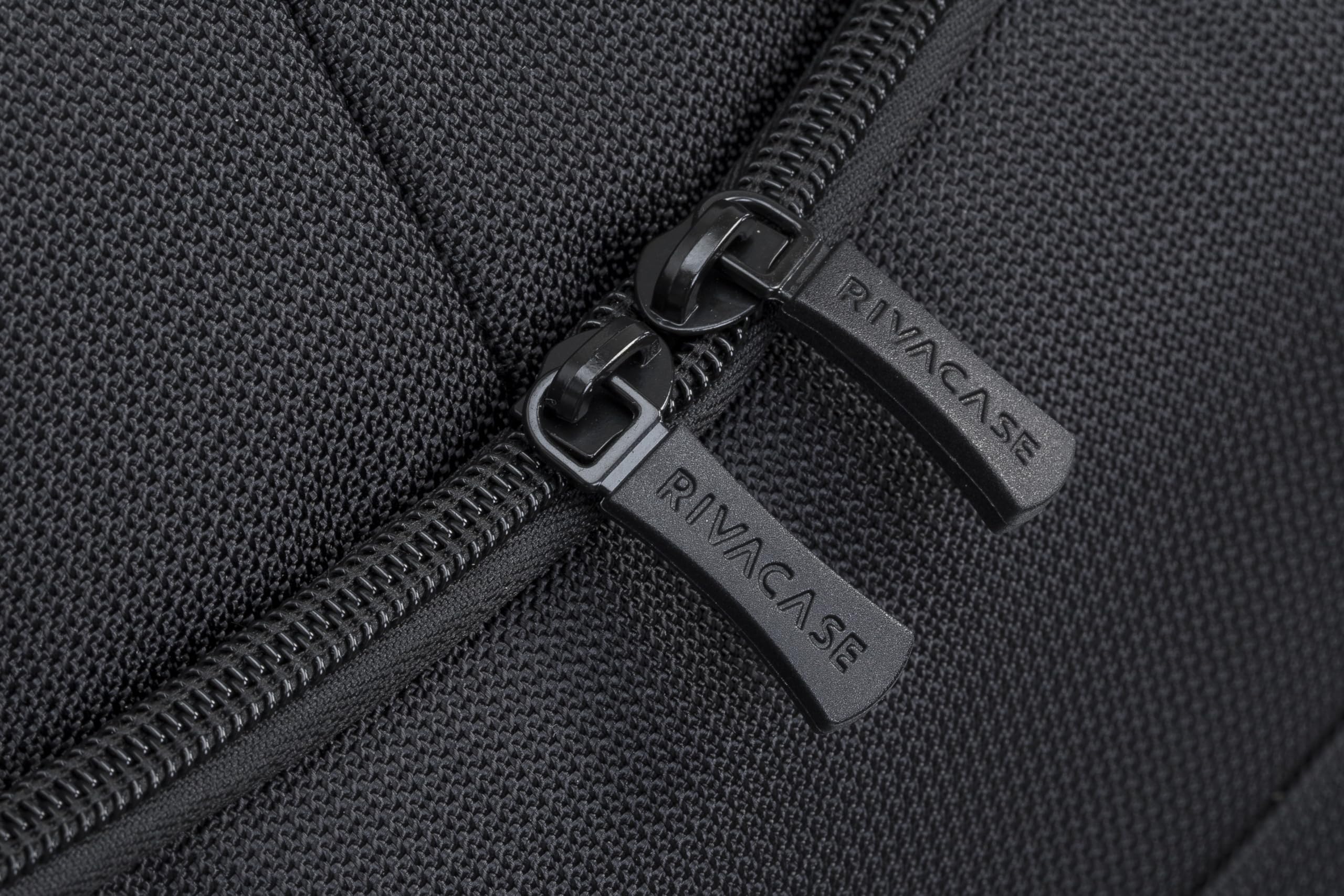 RIVACASE Clark 17,3 Zoll Laptoptasche Eco Toplader schwarz