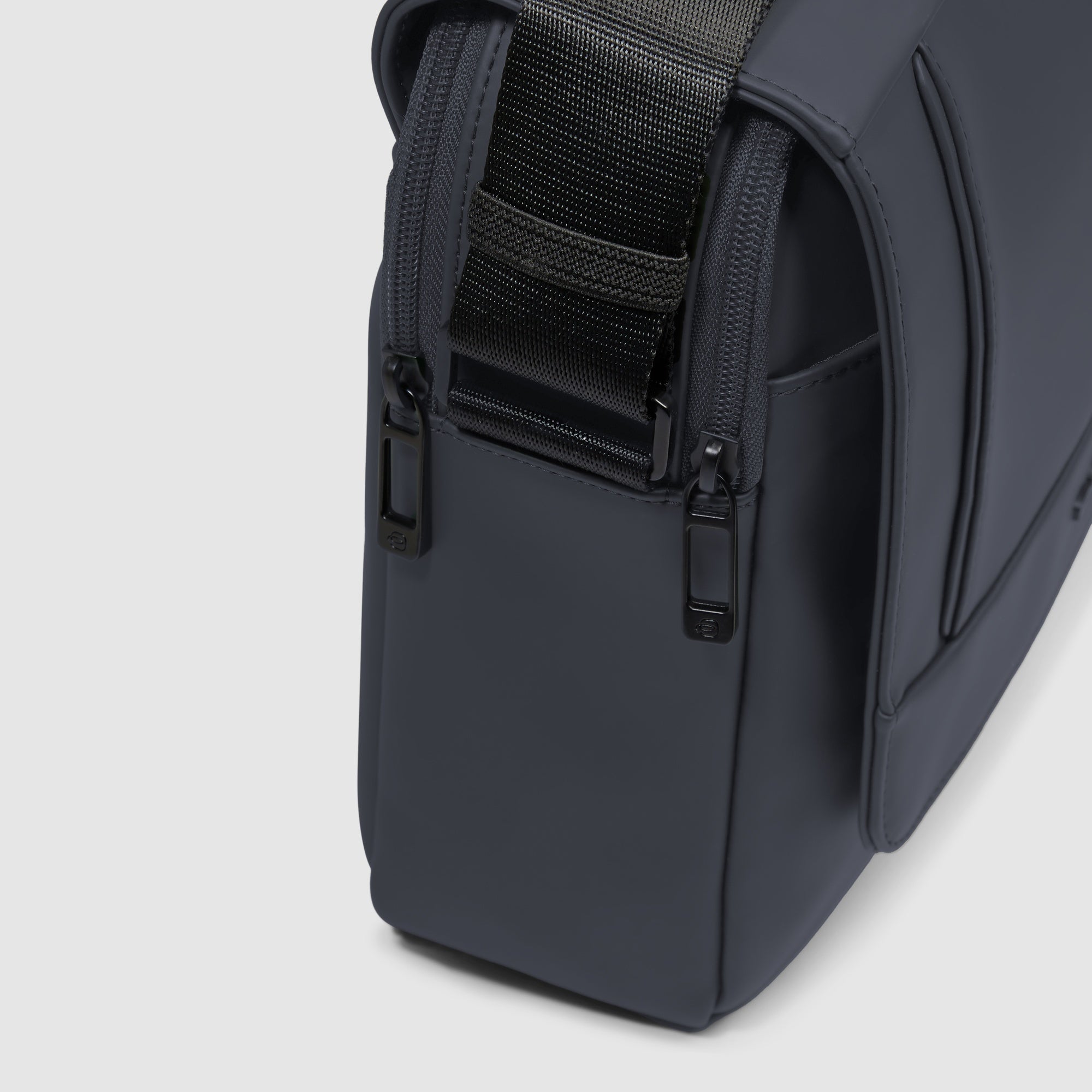 Piquadro Brief Messenger Herren Schwarz Wasserabweisend iPad