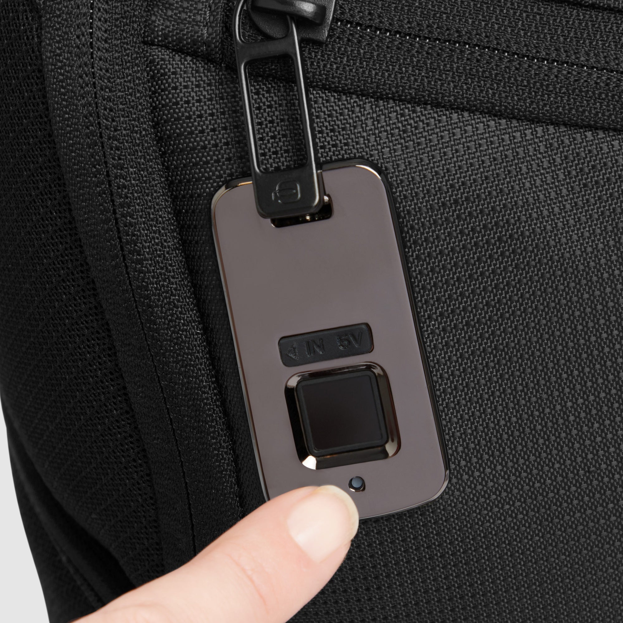 Piquadro Modus Umhängetasche schwarz Fingerprint iPad