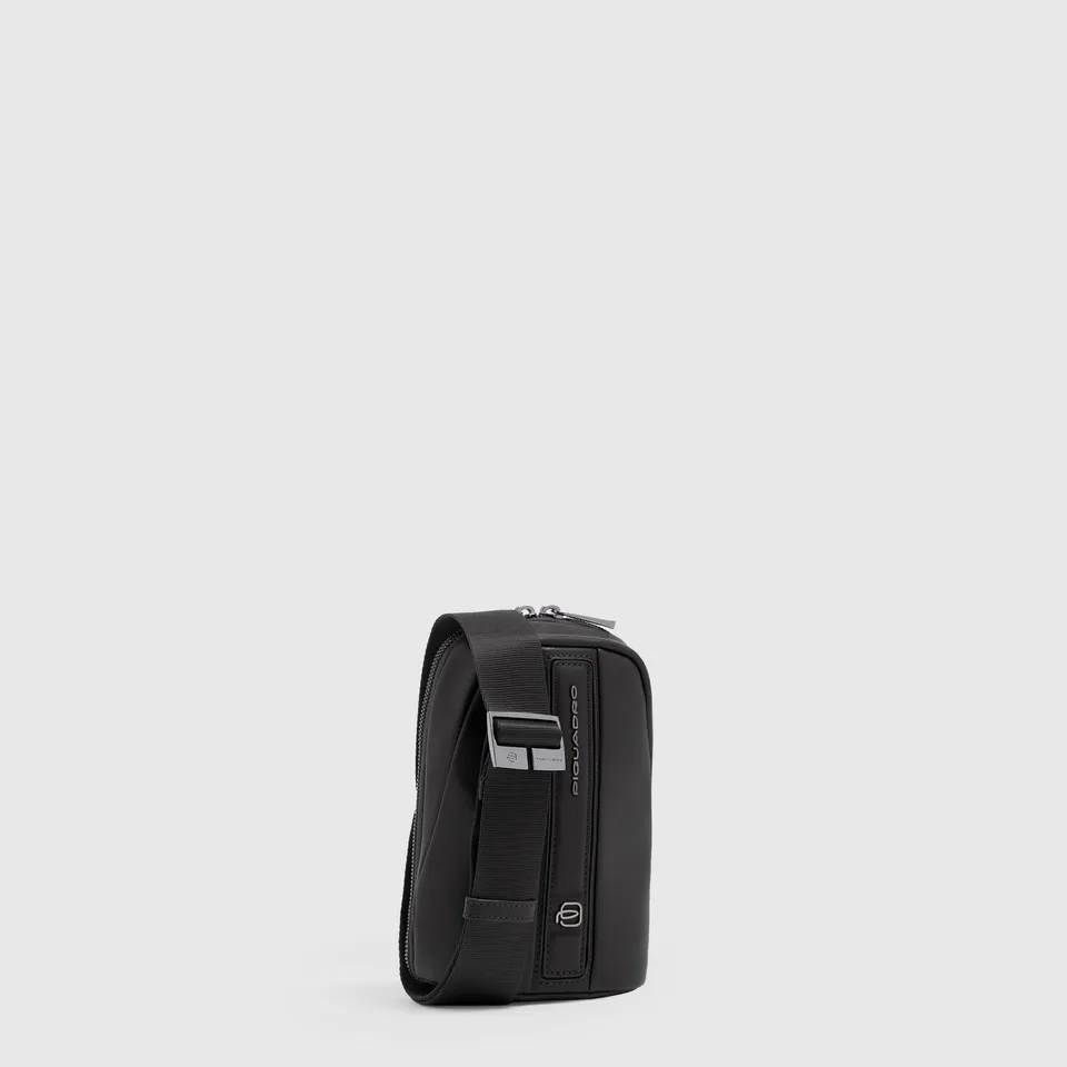 Piquadro Connequ Handytasche Leder schwarz mit Halsband