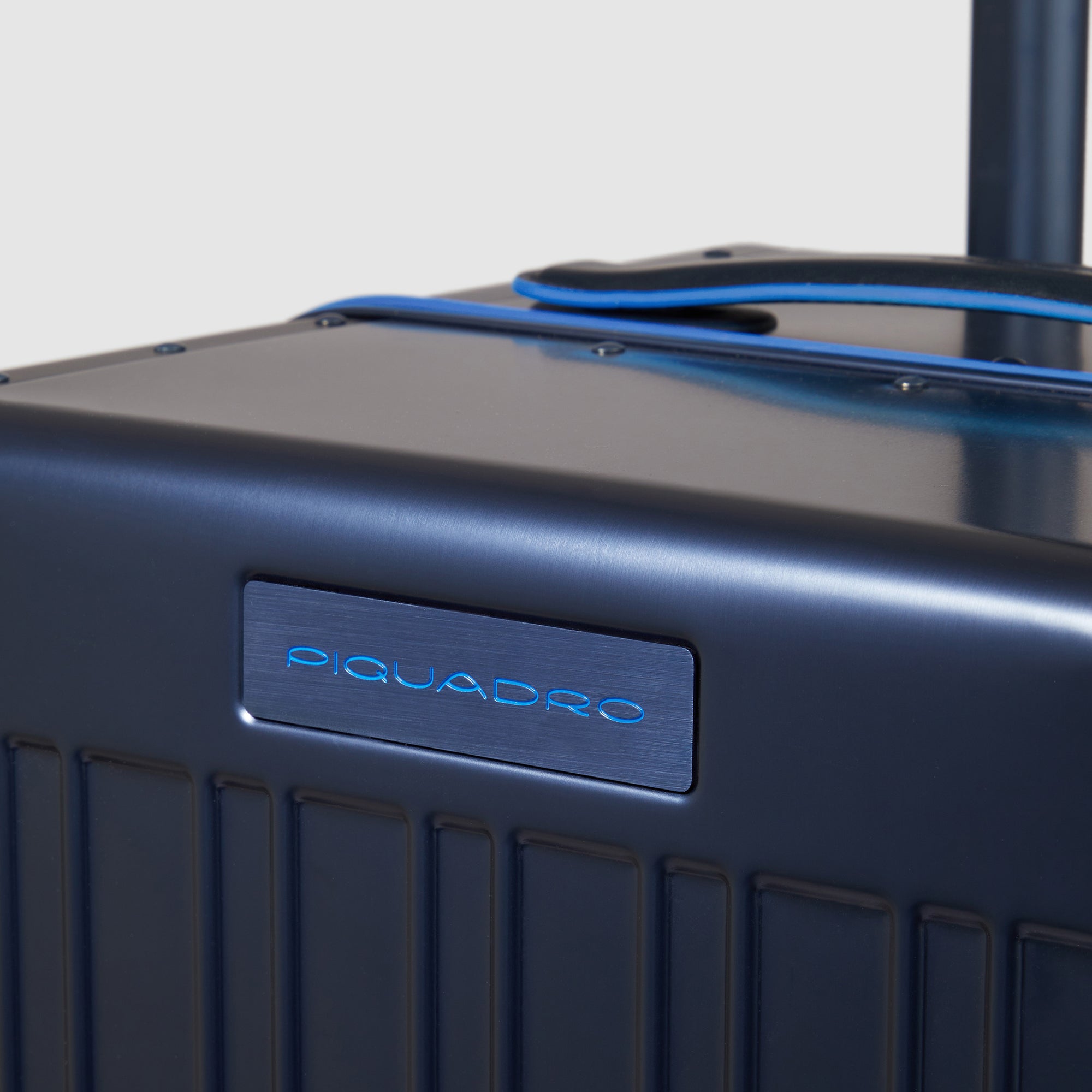 Piquadro Connequ Trolley M Alu 4 Rollen mit Cover