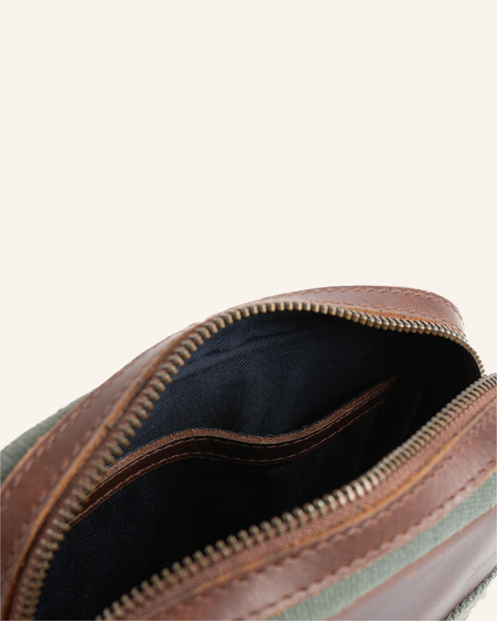 Buckle & Seam Runner Canvas Crossbody Bag Blau Innenfutter