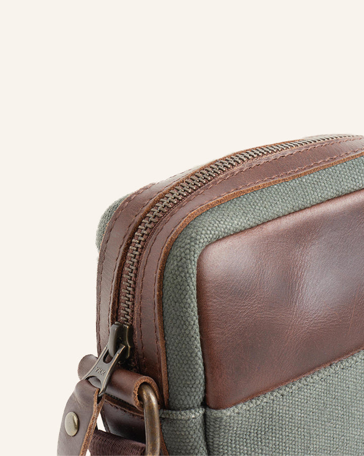 Buckle & Seam Runner Canvas Crossbody Bag Blau Innenfutter