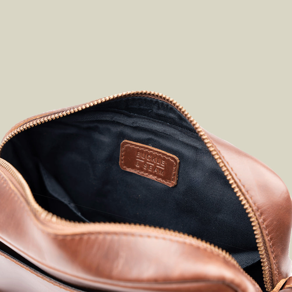 Buckle & Seam Runner Crossbody Bag Leder Braun mit YKK-Reißverschluss