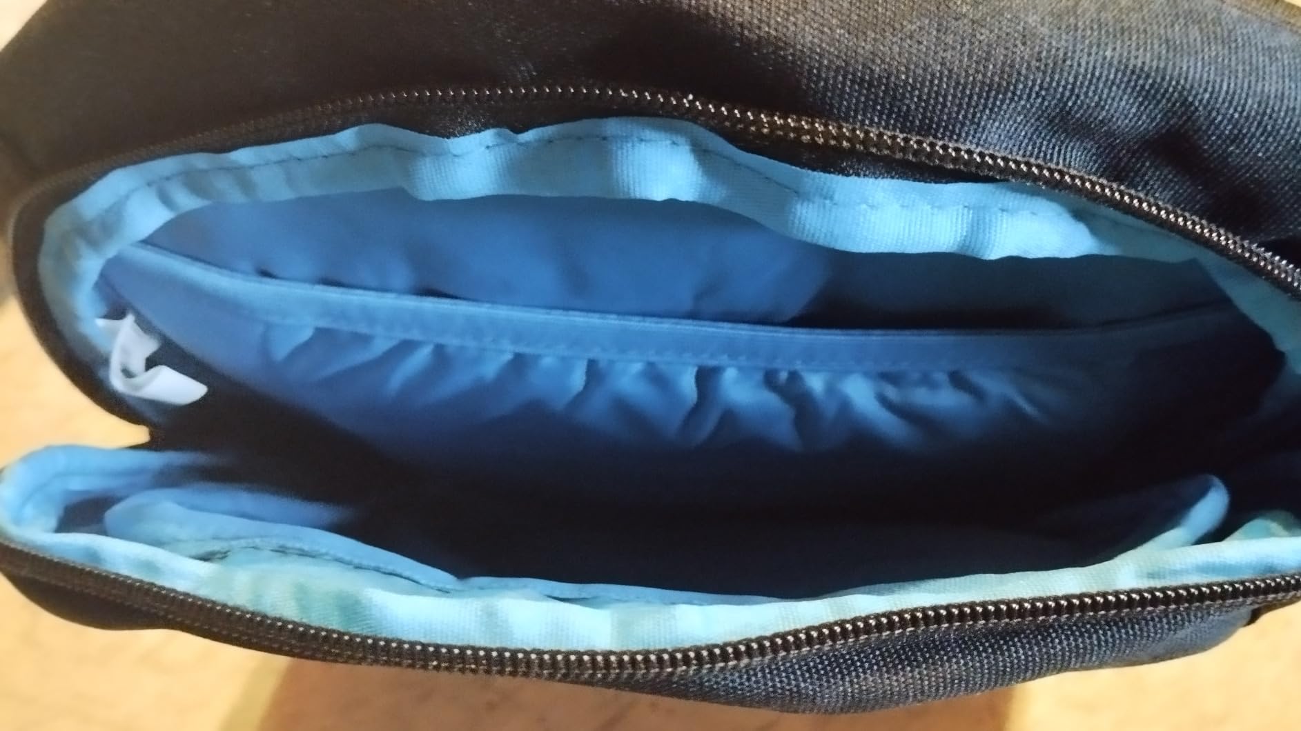 RIVACASE Aviva Laptop Rucksack 15,6 Zoll Schwarz 15L wasserabweisend
