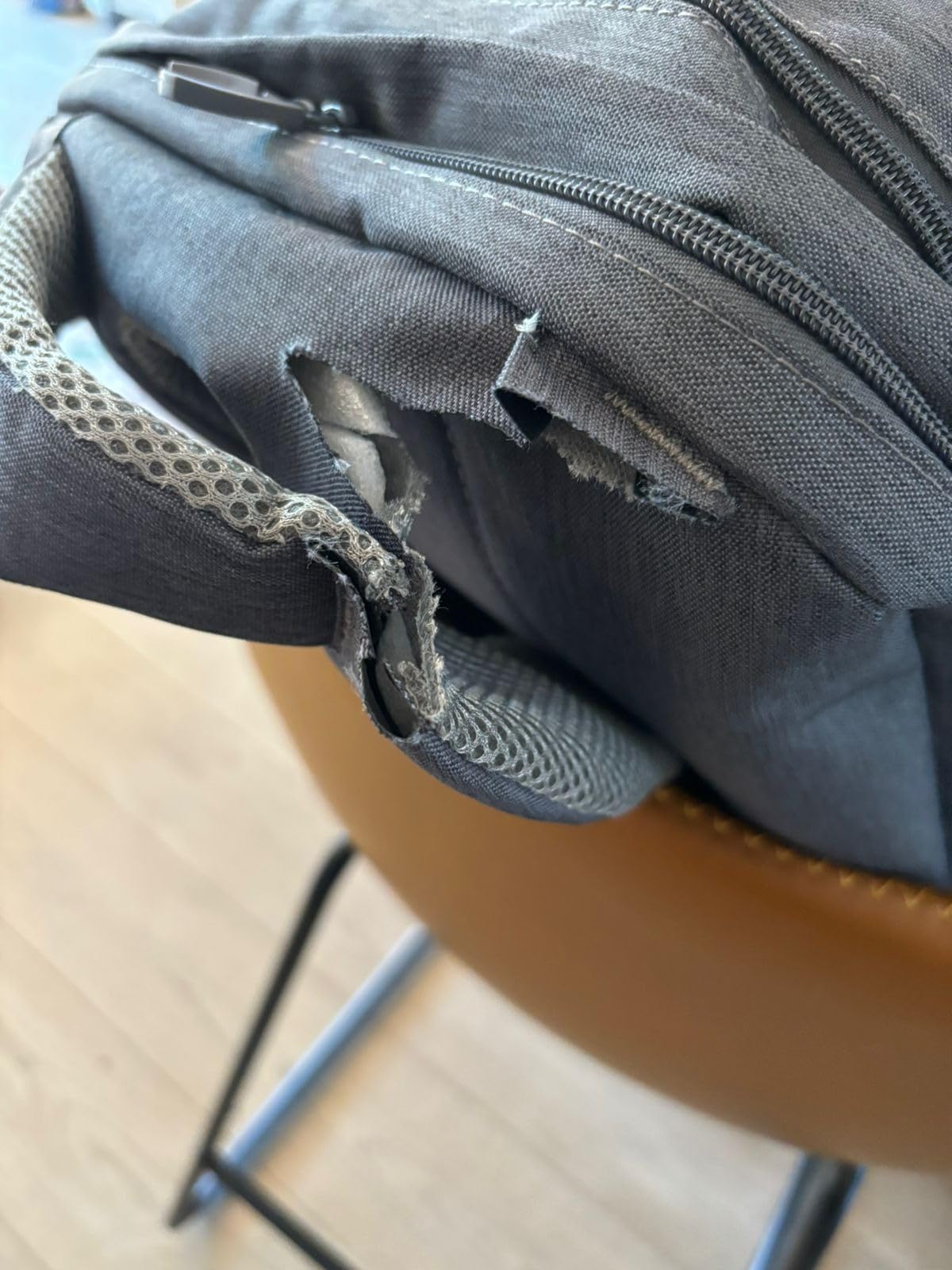 RIVACASE Ulsan 17,3 Zoll Laptoprucksack dunkelgrau USB