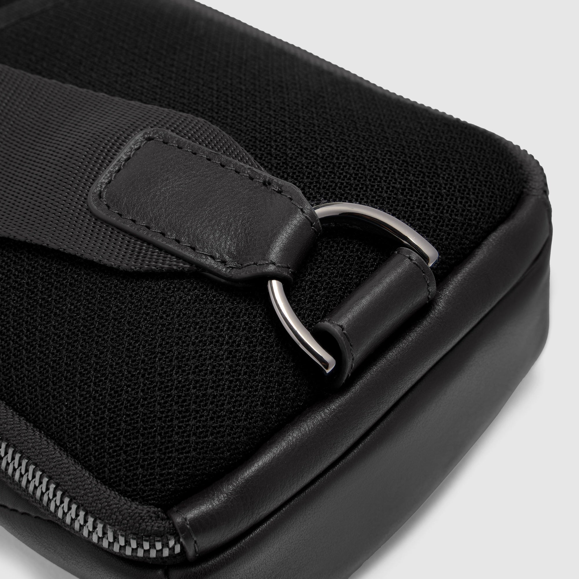 Piquadro Connequ Handytasche Leder schwarz mit Halsband