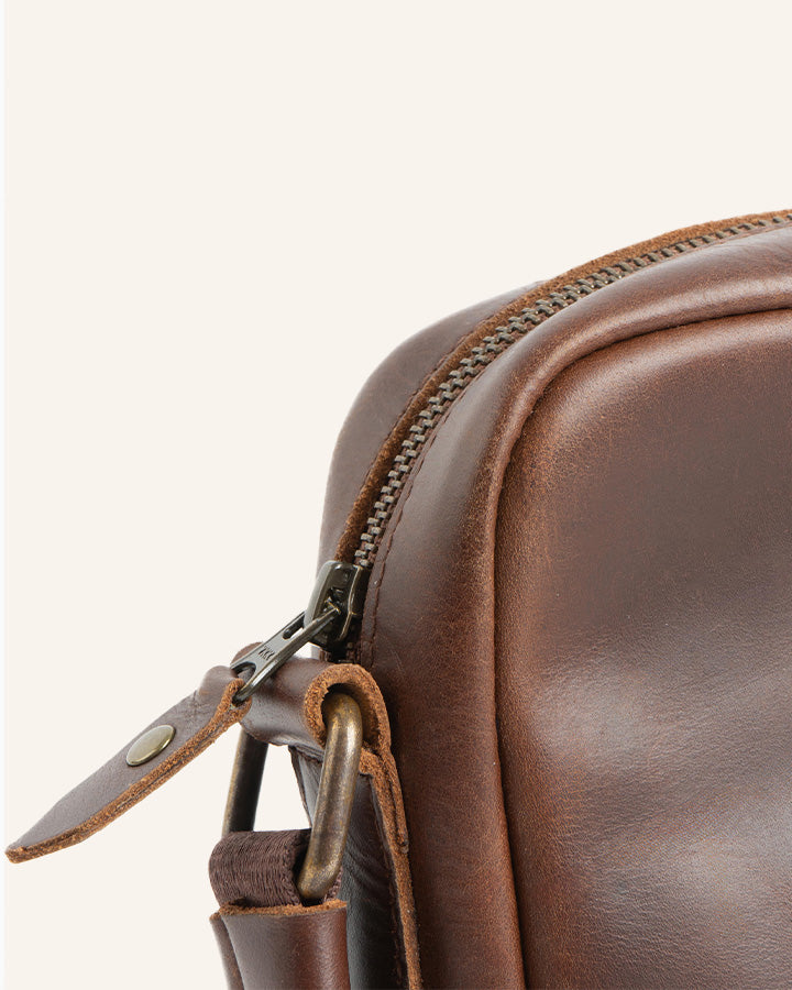 Buckle & Seam Runner Crossbody Bag Leder Braun mit YKK-Reißverschluss