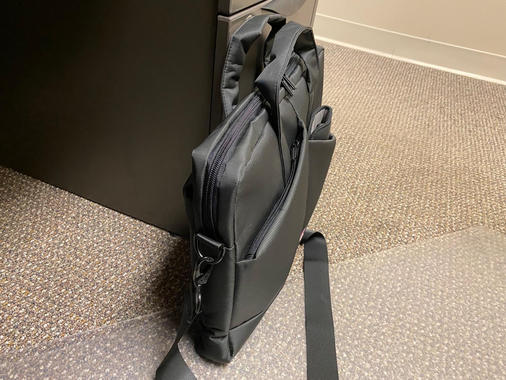 RIVACASE Central 8731 Laptoptasche 15,6 Zoll Grau Slim