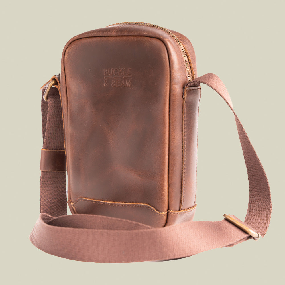 Buckle & Seam Runner Crossbody Bag Leder Braun mit YKK-Reißverschluss
